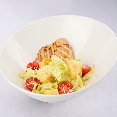 Цезарь с курицей гриль в Roku PIZZA & SUSHI по цене 650 ₽