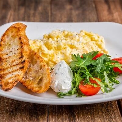 Яйца скрэмбл с руккольным кремом и гренками в Волконский по цене 720 ₽