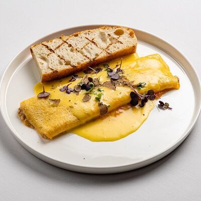 Омлет с трюфельным кремом, соусом голландез и пармезаном в Wine Region по цене 1050 ₽