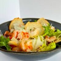 Цезарь с курицей в Pravda Lounge
