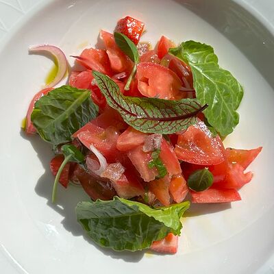Салат с розовыми помидорами и анчоусами в Wine & Vine по цене 1000 ₽