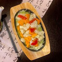 Жареный кальмар на плите в Китайская кухня ЖУИ