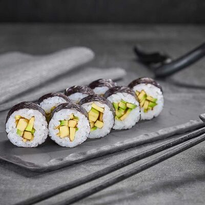 Маки с авокадо в Суши Мастер по цене 129 ₽