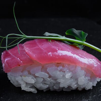 Суши с тунцом в Ohasi по цене 180 ₽