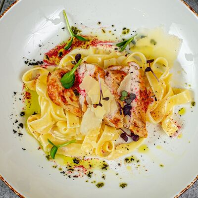 Феттучини с куриной грудкойв Woldemar по цене 420 ₽