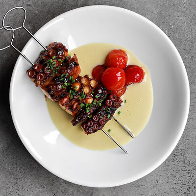 Осьминог кушияки, томаты кимчи, картофельный соус в Tokyo Sushi по цене 2580 ₽