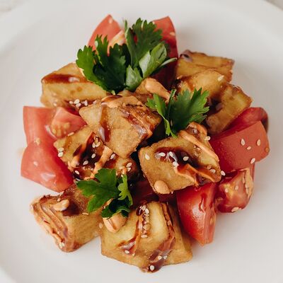 Салат с хрустящими баклажанами и пряными томатами в Sushi Iva по цене 560 ₽