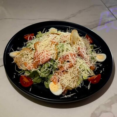 Цезарь с лососем в Kaif Lounge по цене 750 ₽