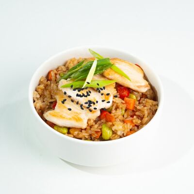 Чесночный рис с курицей в ЁБИСАН по цене 949 ₽