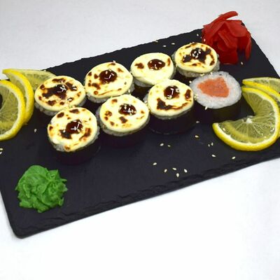 Ролл запечённый с лососем в Sushi kim по цене 819 ₽