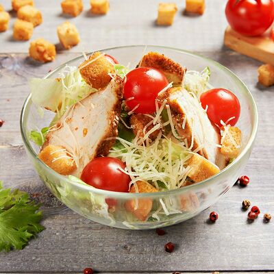 Салат Цезарь с курицей в Шаурма и Гриль по цене 400 ₽