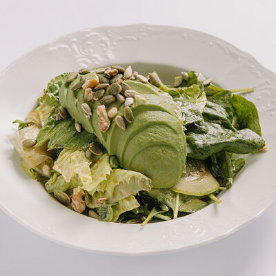 Зеленый салат с дзадзики и орехами в Saviv по цене 1140 ₽
