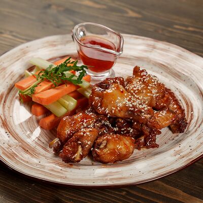 Куриные крылья с соусом сладкий чилив Гастробар Феллини по цене 610 ₽