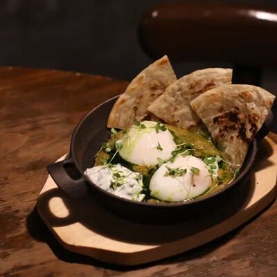 Зеленая шакшука с пашотом в Менталитет по цене 840 ₽