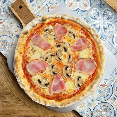 Пицца с ветчиной и грибамив Вэллей кафе по цене 890 ₽