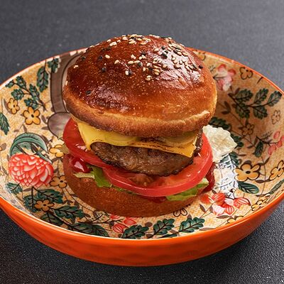 Чизбургер с говядиной в Lafa Lounge по цене 490 ₽