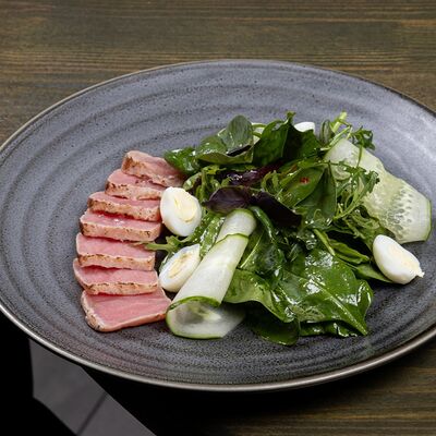 Салат с тунцом татаки в Лаунж бар 6/20 по цене 750 ₽