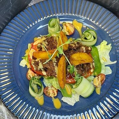 Теплый салат с говядиной в BRCAFE по цене 630 ₽