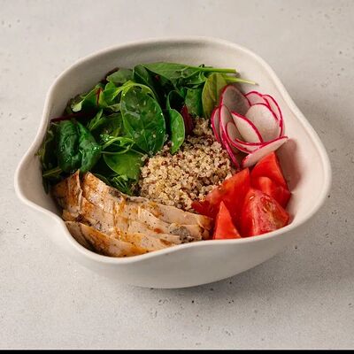 Боул с курицей и киноа в Hug по цене 580 ₽