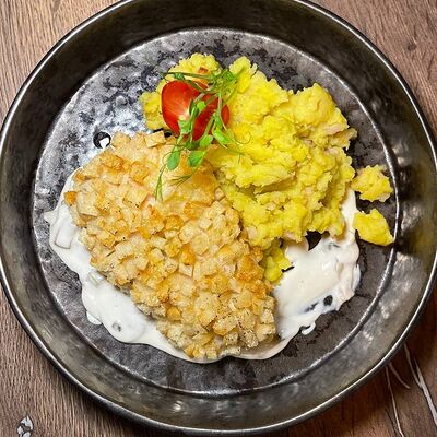 Куриная котлета с печеным картофелем и сливочно-грибным соусом в Cubby Bar по цене 560 ₽