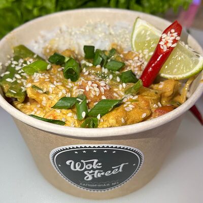 Жёлтый Карри с курицей в Wok Street по цене 539 ₽