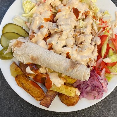 Шаурма свиная на тарелке в Мзиури по цене 420 ₽