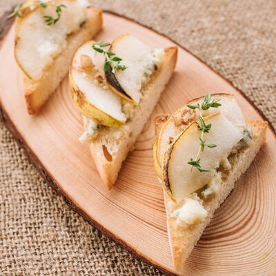 Брускетты с грушей и дорблю в Кафе-парк Теремок по цене 320 ₽