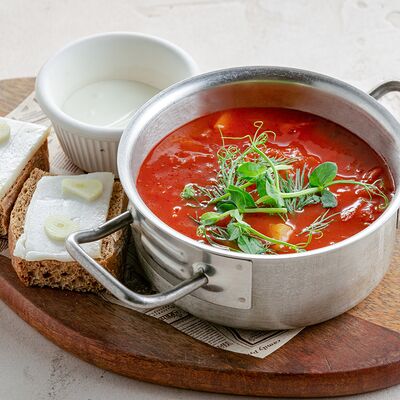 Борщ с томленой cвиной грудинкой в Иван да Марья по цене 780 ₽