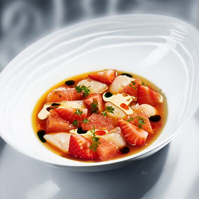 Севиче из дальневосточного гребешка с сезонной клубникой и грейпфрутом в Sadko по цене 998 ₽