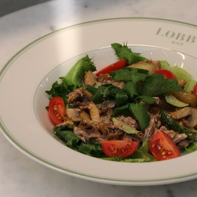 Теплый салат с говядиной в Lobby Bar по цене 590 ₽
