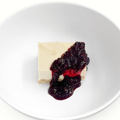 Чизкейк с соусом из чёрной смородины в BunnyMoon по цене 590 ₽