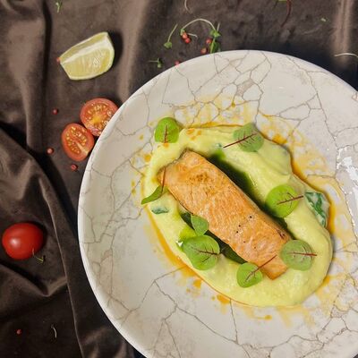 Стейк из форели с карт кремом и шпинатом Я в Пражский по цене 1390 ₽