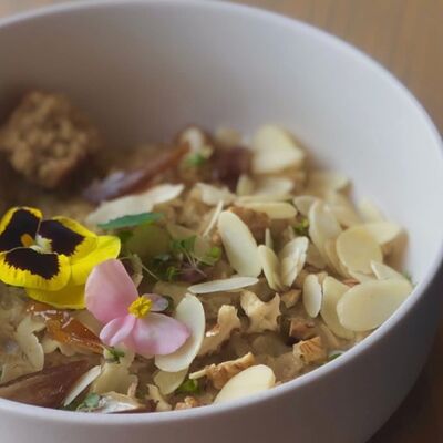 Каша овсяная с финиками, орехами и печеньем в Raison D’être по цене 320 ₽