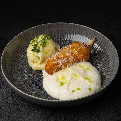 Куриная котлета с муссом из Пармезана и картофельным пюре в Прага по цене 900 ₽