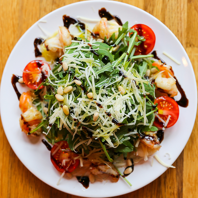 Салат руккола с креветками в Pizza Volante по цене 1170 ₽