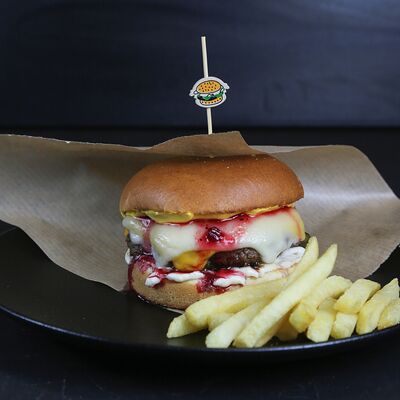 Бургер 4 сыра с картофелем фри в Четыре сыра итальянская кухня по цене 650 ₽