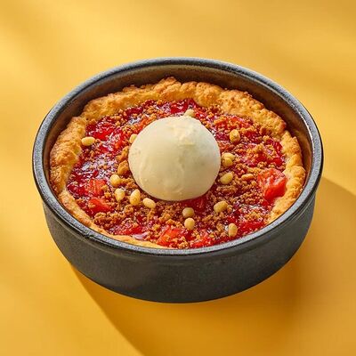 Пирог с яблоками и брусникой в Пеперончино по цене 425 ₽