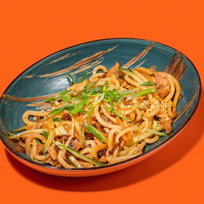 Вок со свининой и древесными грибами в азиатских соусах в Kiss по цене 220