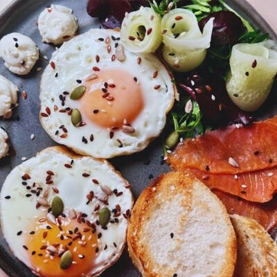 Глазунья с форелью и творожным сыромв Bakery street 307 по цене 540 ₽