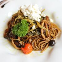 Спагетти с черным чесноком от шефа в Ristorante Da Claudio