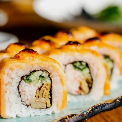 Запечённый ролл с лососем и Тобико в Пряности по цене 1020 ₽