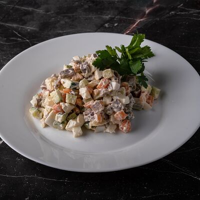 Оливье с говядиной в Оливье по цене 550 ₽