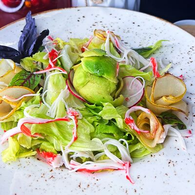 Салат с крабом и авокадо в Лесная поляна по цене 1050 ₽