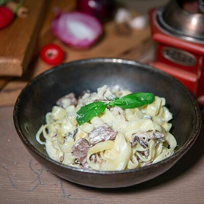 Паста с щечками из телятины в Пармезан и пури по цене 475 ₽