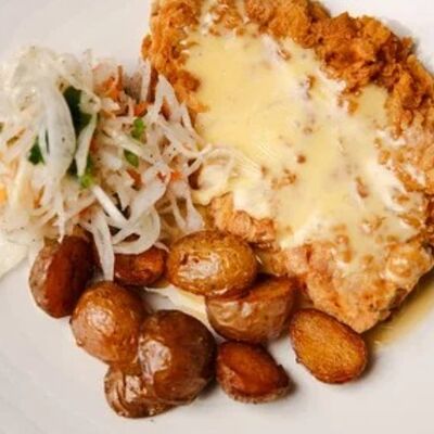 Шницель из свиной вырезки с мини-картофелем и квашеной капустой в 8 seconds pub по цене 660 ₽