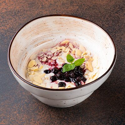 Овсяная каша с клубничным конфитюром и лепестками миндаля в Trattoria Stefano по цене 400 ₽