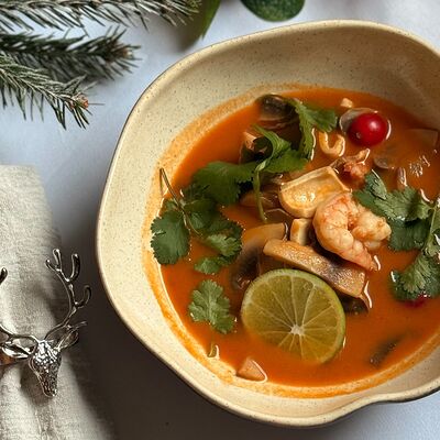 Том ям с креветками и кальмаром. Подается с рисом в Птичка по цене 980 ₽