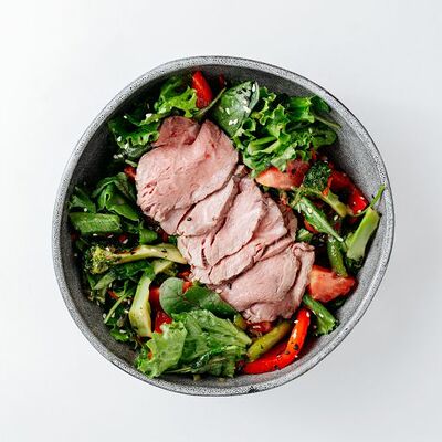Салат с ростбифом из телятины, жареными грибами и овощами в Anytime cafe по цене 3790 ₸