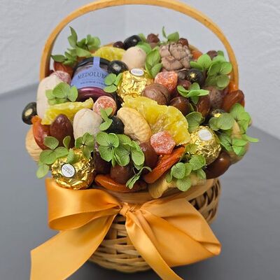 Корзина с сухофруктами, орехами, мёдом и гортензией в Buketonline - Съедобные букеты и клубника в шоколаде по цене 4390 ₽
