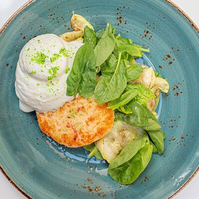 Крабовая котлета, молодые кабачки, шпинат и мусс из пармезана в Per Se по цене 2600 ₽